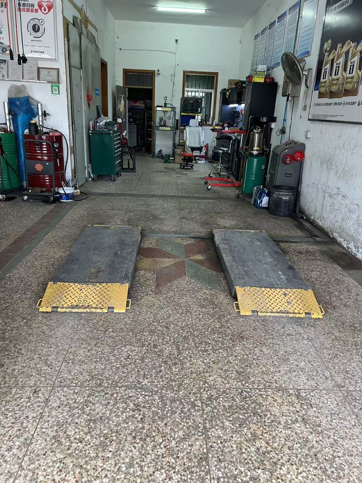 维普特汽车服务兴桥店店内环境